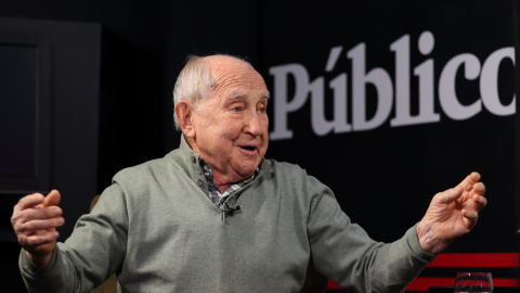 Gregorio Delgado es uno de los niños de la Guerra. Vivió el golpe de estado militar, la dura posguerra, la dictadura durante cuatro décadadas y, al fin, la Transición y la Democracia. Con una mente privilegiado y un excelente estado físico, este superviviente defiende los valores del Estado de Derecho.

Hace 18 años nacimos con un compromiso: hacer un periodismo útil para la sociedad. Solo podemos continuar con esta labor si contamos con el apoyo de personas como tú.

Únete a la comunidad de Público. 18 años no son nada… cuando nos queda tanto por contar. Periodismo incómodo para tiempos difíciles. http://bit.ly/3VylhmD


Periodismo, investigación y compromiso para construir un mundo más igualitario.
¡Suscríbete ya a nuestro canal!: https://bit.ly/2U8nM0q
Visita: https://www.publico.es
Síguenos en Facebook: https://www.facebook.com/diario.publico/
Síguenos en Twitter: https://twitter.com/publico_es
Síguenos en Instagram: https://www.instagram.com/publico.es
Síguenos en TikTok: https://www.tiktok.com/@publico_es
Síguenos en Bluesky: https://bsky.app/profile/publico.es