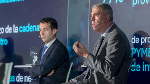 El presidente de Indra, Ángel Escribano (a la izquierda), junto al consejero Delegado de la empresa, José Vicente de los Mozos.
