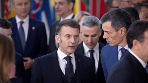 El presidente de Francia, Emmanuel Macron, conversa con el presidente del Gobierno, Pedro Sánchez, en la cumbre del Consejo Europeo.