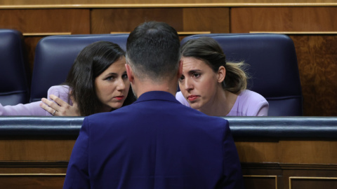 La secretaria general de Podemos, Ione Belarra, y la eurodiputada morada, Irene Montero, conversan con el portavoz de ERC, Gabriel Rufián, durante una sesión plenaria en el Congreso.