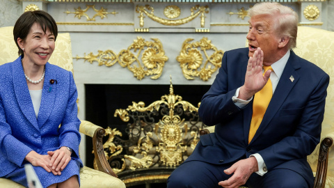 El presidente de EEUU, Donald Trump, con la primera ministra de Japón, Sanae Takaichi, en el Despacho Oval de la Casa Blanca.