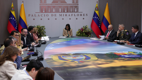 La Presidenta interina de Venezuela, Delcy Rodríguez, asiste a una reunión con los ministros.