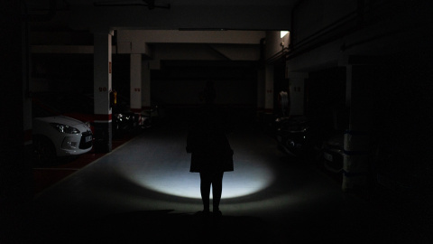 Una persona en un parking durante el apagón.