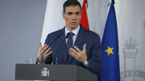 MADRID, 20/03/2026.- El presidente del Gobierno, Pedro Sánchez, durante su comparecencia este viernes, tras finalizar la reunión del Consejo de Ministros extraordinario en la Moncloa, en la que ha anunciado que bajará la fiscalidad de los carburantes "hasta el mínimo que permite la Unión Europea", lo que permitirá a los usuarios ahorrar hasta 30 céntimos por litro en función del combustible utilizado. EFE/Javier Lizón