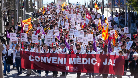 Una imatge de la manifestació de metges d'aquest divendres, per reclamar un conveni propi. 20/03/2026 Una imatge de la manifestació de metges d'aquest divendres, per reclamar un conveni propi.