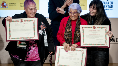 Las supervivientes recogen el documento oficial que las reconoce como víctimas del franquismo