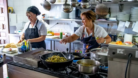 Imagen de archivo de dos cocineras en un restaurante de Toledo.
