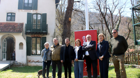 Part de la junta de la nova fundació, a l'exterior de la Casa Macià de Prats de Molló.