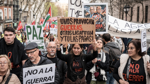 Manifestación pacifista contra la guerra en Madrid, este sábado.