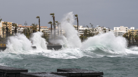 Olas y viento en el litoral de Arrecife (Lanzarote). Olas y viento en el litoral de Arrecife (Lanzarote).