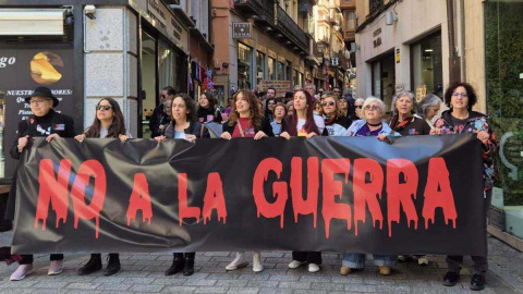 Toledo vuelve a gritar 'No a la guerra' veintitrés años después con una manifestación por la paz