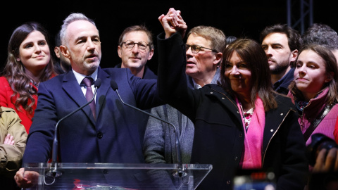 El candidato a la alcaldía de París del Partido Socialista y la coalición de izquierdas, Emmanuel Grégoire, junto a la alcaldesa saliente de París, Anne Hidalgo.