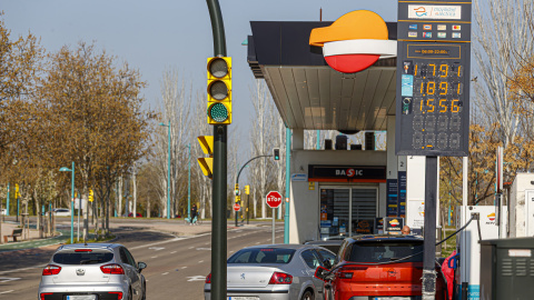 Precios de una gasolinera el 22 de marzo de 2026 Vista de una gasolinera en Zaragoza el pasado domingo 22 de marzo tras la entrada en vigor de las medidas contra el aumento del precio de los carburantes.