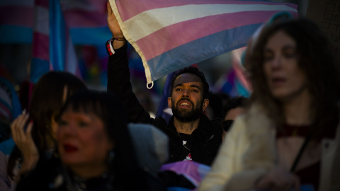 Imagen de archivo de decenas de personas durante una manifestación en Madrid para denunciar los ataques a la comunidad trans.