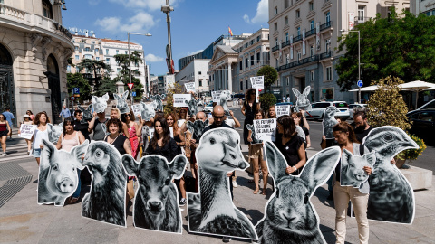 Protesta para exigir el fin de las jaulas en la cría de animales de granja en Madrid. Protesta para exigir el fin de las jaulas en la cría de animales de granja en Madrid.