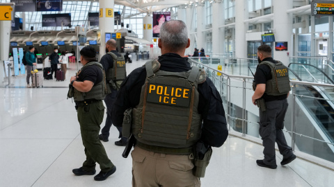 Agentes de ICE desplegados en el Aeropuerto John F. Kennedy de Nueva York.