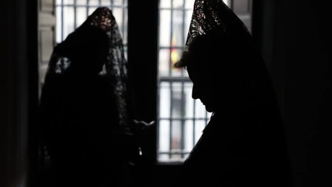 Imagen de archivo de dos mujeres antes de una procesión. Imagen de archivo de dos mujeres antes de una procesión.
