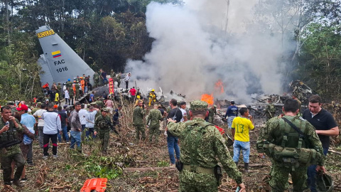 Integrantes de las Fuerzas Militares de Colombia, rescatistas y voluntarios realizan labores de rescate, en Puerto Leguizamo (Colombia), tras el accidente de un avión Hércules C-130 de la Fuerza Aeroespacial Colombiana (FAC).
