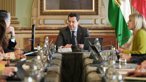(Foto de ARCHIVO) El presidente de la Junta de Andalucía, Juanma Moreno, preside en Huelva la reunión ordinaria del Consejo de Gobierno a 18 de marzo de 2026.