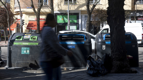 contenedores-basura-ayuntamiento-madrid Vista de unos cubos de basura en Madrid.