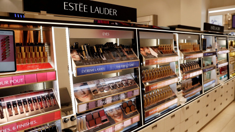 Un expositor con productos de Estée Lauder en una tienda en Nueva York. Un expositor con productos de Estée Lauder en una tienda en Nueva York.