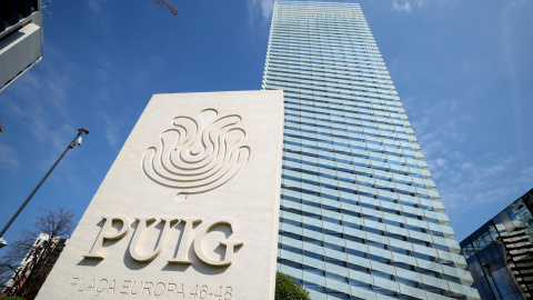 El logo de la multinacional de cosméticos Puig delante de su sede en Barcelona.