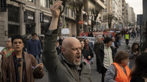 EuropaPress_7385660_decenas_personas_manifestacion_exigir_medidas_vivienda_digna_21_marzo_2026 Decenas de personas durante una manifestación para exigir medidas por una vivienda digna, a 21 de marzo de 2026, en Vigo, Pontevedra, Galicia (España).