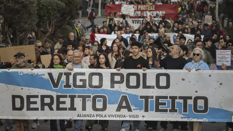 Decenas de personas durante una manifestación para exigir medidas por una vivienda digna, a 21 de marzo de 2026, en Vigo, Pontevedra, Galicia (España).