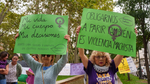 Varias personas durante una concentración para exigir el derecho al aborto libre en la sanidad pública para todas, frente al Ministerio de Sanidad, a 28 de septiembre de 2025, en Madrid (España) Varias personas durante una concentración para exigir el derecho al aborto libre en la sanidad pública para todas, frente al Ministerio de Sanidad, a 28 de septiembre de 2025, en Madrid (España)