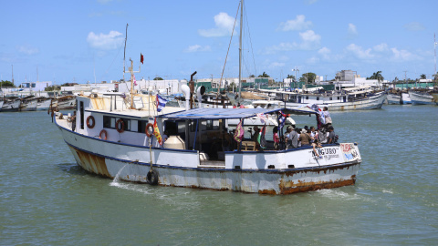 El barco 'Maguro' de la delegación mexicana del convoy Nuestra América zarpa con destino a Cuba.
