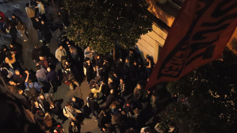 Persones concentrades al carrer Sant Agustí aquesta passada nit.
