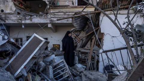 Ataque israelí en Líbano Una mujer permanece de pie entre las ruinas de la casa de su familia, destruida por un ataque israelí, en Líbano.