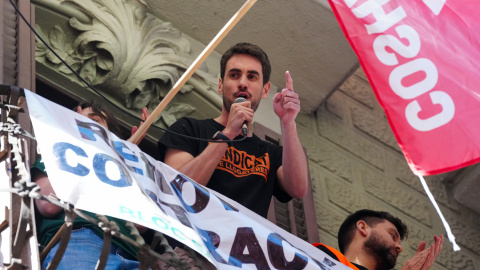 Txema Escorsa, des del balcó del bloc Sant Agustí.