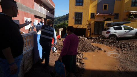 Unos vecinos en la localidad costera de El Pris (Tenerife), desalojados por las fuertes lluvias por el paso de la borrasca Therese. Unos vecinos en la localidad costera de El Pris (Tenerife), desalojados por las fuertes lluvias por el paso de la borrasca Therese.