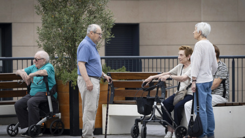 Personas mayores disfrutando de su tiempo en grupo