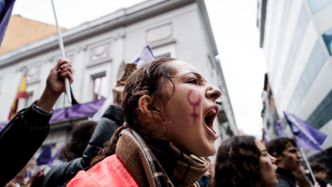 Una mujer grita durante una manifestación por el Día Internacional de la Mujer, 8M, a 7 de marzo de 2025, en Madrid
