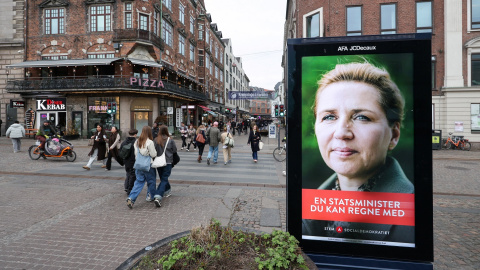 Un anuncio electoral de Mette Frederiksen en Copenhague el 24 de marzo de 2026.