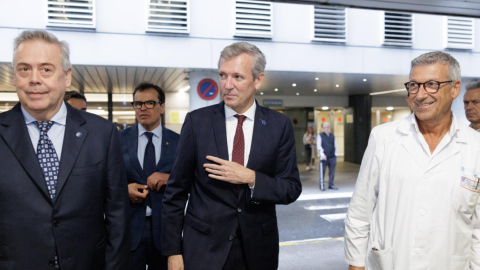 El presidente de la Xunta, Alfonso Rueda (centro), con el conselleiro de Sanidade, Antonio Gómez Caamaño, duranta una visita a un hospital de A Coruña.