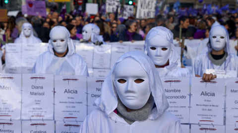 Mujeres marchan en representación de aquellas asesinadas por la violencia machista durante la manifestación del 8M en Valencia. Mujeres marchan en representación de aquellas asesinadas por la violencia machista durante la manifestación del 8M en Valencia.