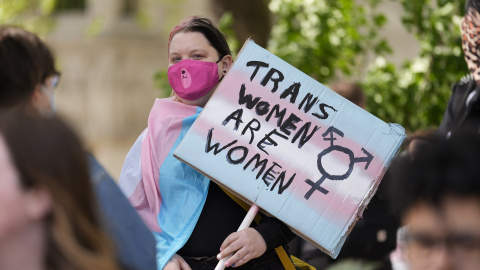 Activistas participan en una manifestación organizada por grupos de derechos trans, sindicatos y organizaciones comunitarias en Parliament Square, en el centro de Londres Activistas participan en una manifestación organizada por grupos de derechos trans, sindicatos y organizaciones comunitarias en Parliament Square, en el centro de Londres