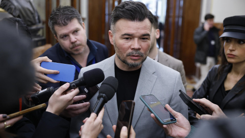 El portaveu d'ERC al Congrés dels Diputats Gabriel Rufián atén els mitjans en el marc del ple, aquest dijous.
