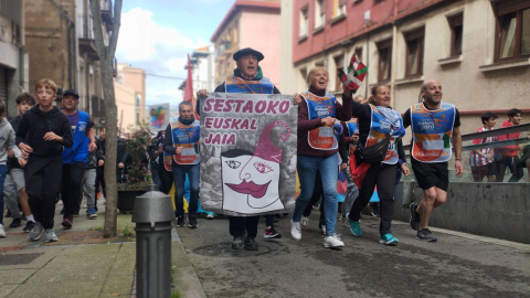 Participantes en la Korrika suben la cuesta de La Iberia, este jueves en Sestao.