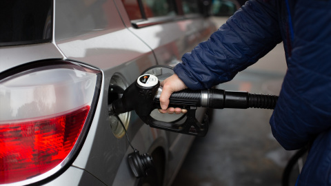 Repostaje Imagen de archivo de un hombre repostando gasolina en Barcelona.