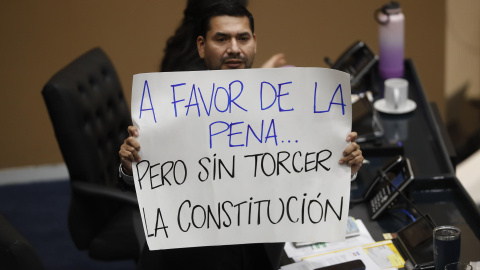 El diputado por la Alianza Republicana Nacionalista Francisco Lira, en una sesión plenaria este jueves, en San Salvador (El Salvador).