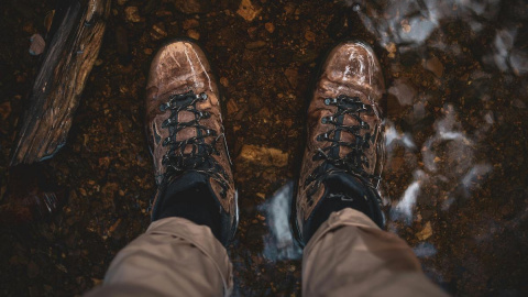 El barro puede dañar el tejido de las botas de montaña, por eso es importante limpiarlo cuanto antes sea posible.