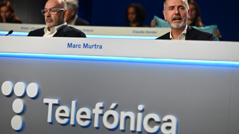 El presidente ejecutivo de Telefónica, Marc Mutra (d), interviene en la junta de accionistas de la operadora.