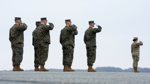 Soldados estadounidenses saludan en un aeropuerto de Texas. Soldados estadounidenses saludan en un aeropuerto de Texas.
