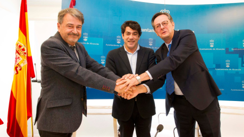 El gerente del Hospital de Alcorcón, Modoaldo Garrido Martín, a la izda., con el exalcalde de Alcorcón David Pérez, y el director médico de Hospital Quirónsalud Sur, Alfredo Entrala.