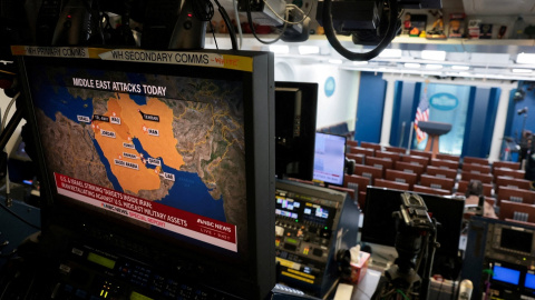 Un monitor de televisión Un monitor de televisión muestra noticias sobre los ataques en Oriente Medio en la sala de prensa de la Casa Blanca.