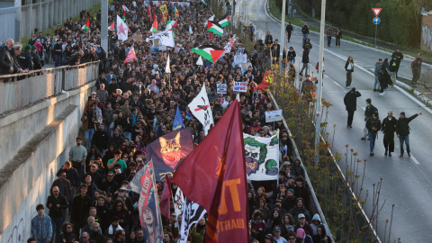 Manifestantes en la protesta "No King" en Roma.